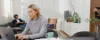 Due persone lavorano in un soggiorno moderno con mobili Nolte Living.