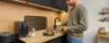 Un uomo prepara il caffè in una cucina moderna di Nolte Kitchen.