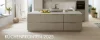 Cucina moderna con isola e frontali chiari, progettata da Nolte Kitchen.
