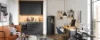 Cucina moderna con armadi neri e un'accogliente area soggiorno di Nolte Kitchen.