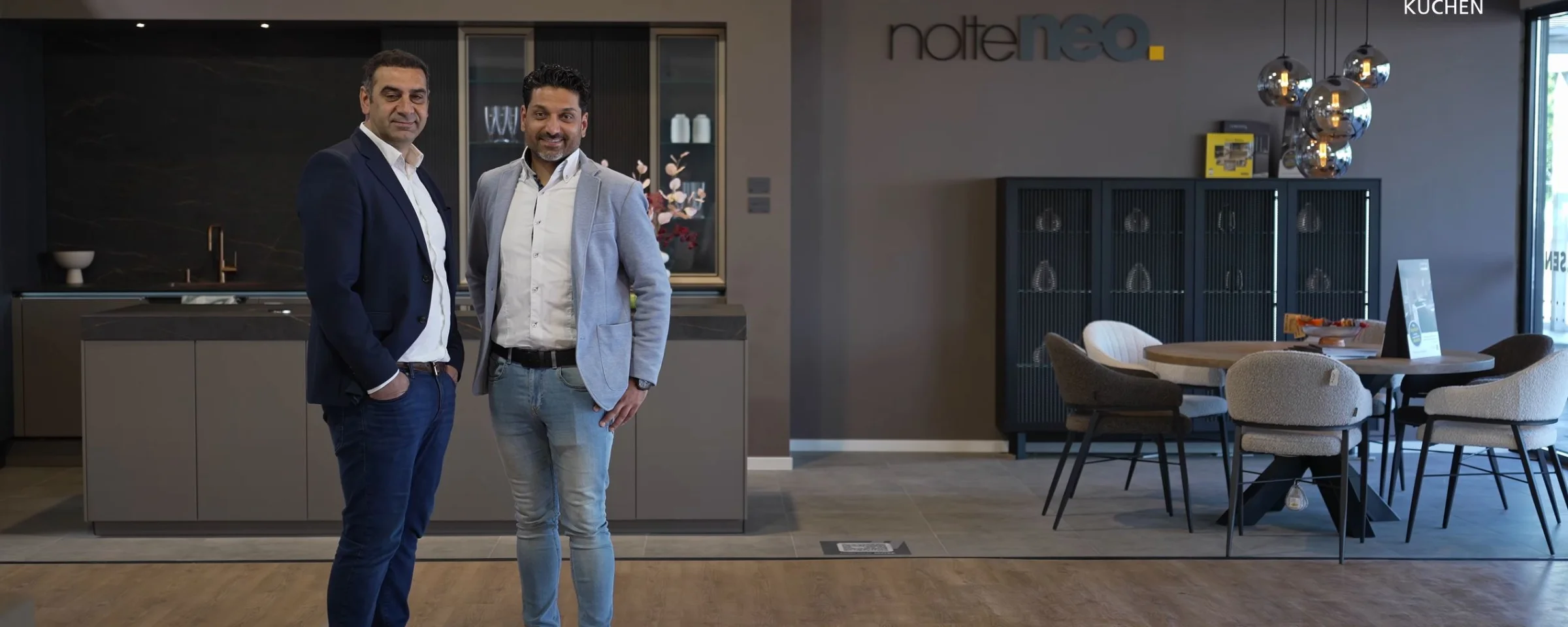 Due uomini in una cucina moderna progettata con NolteNeo di Nolte Kitchen.