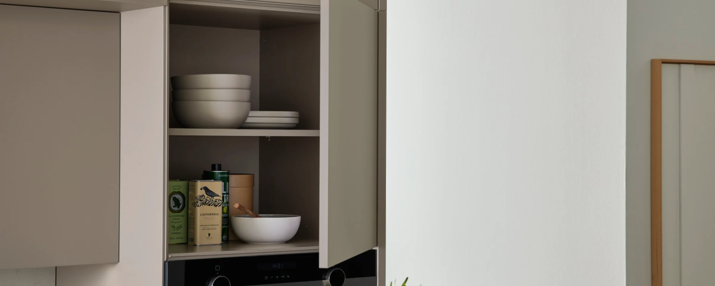 Cucina moderna con scaffale aperto e stoviglie, design di Nolte Kitchen.