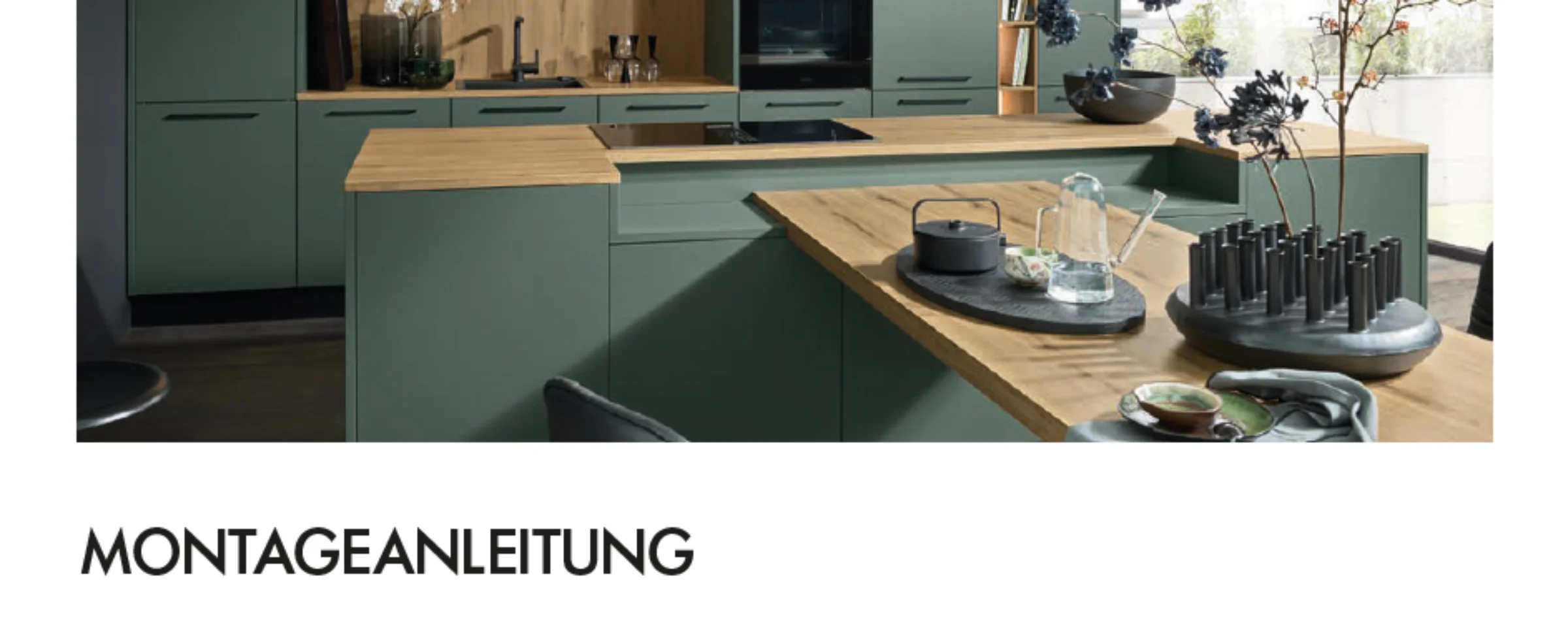 Cucina moderna con armadi verdi e piani di lavoro in legno, Nolte Kitchen.