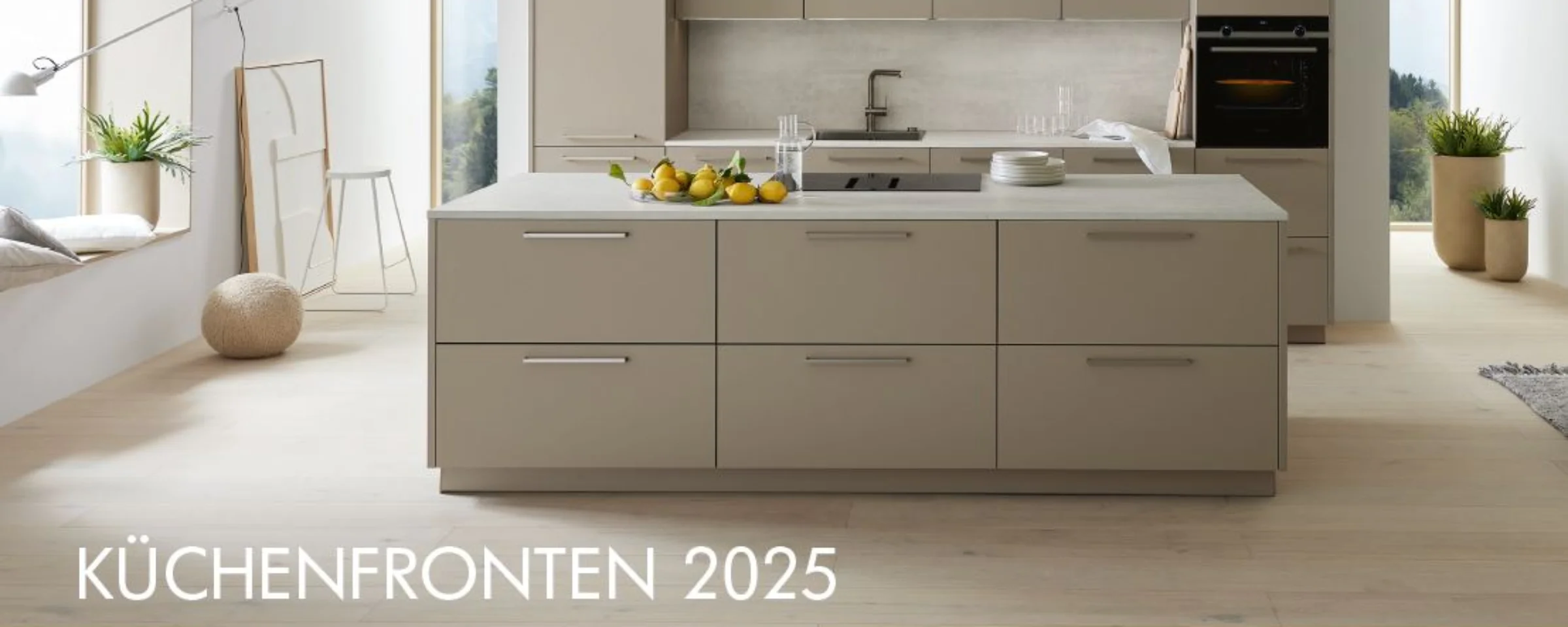 Cucina moderna con isola e frontali chiari, progettata da Nolte Kitchen.