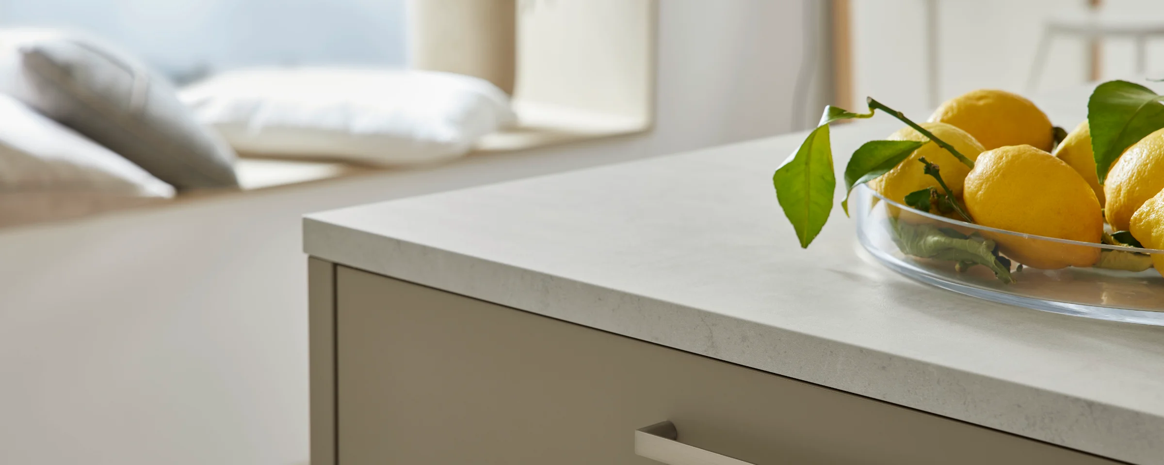 Cucina moderna con limoni sul piano di lavoro e un angolo finestra sullo sfondo offerta da Nolte Kitchen.
