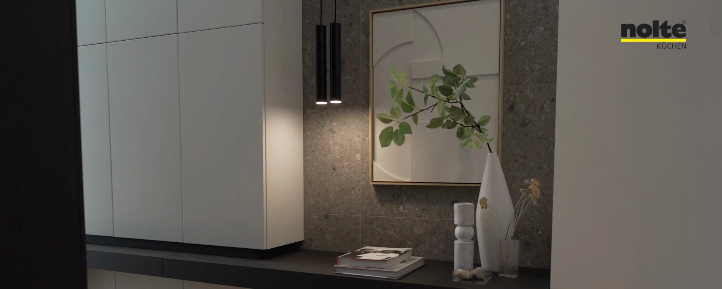 Elegante zona giorno con armadi bianchi e decorazioni, Nolte Living.