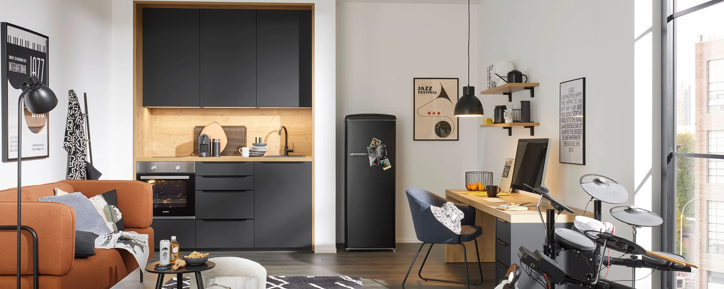 Cucina moderna con armadi neri e un'accogliente area soggiorno di Nolte Kitchen.