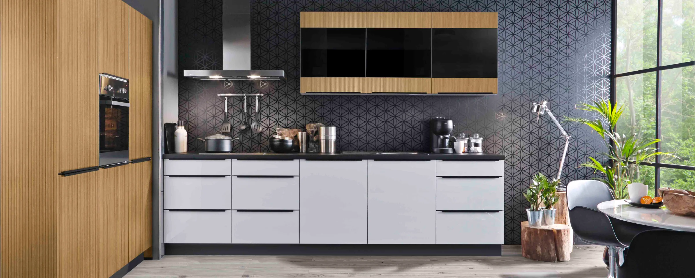 Cuisine moderne avec éléments bois et blancs devant mur géométrique, Express Küchen.