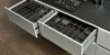Cassetti aperti di una cucina moderna con portaposate, presentati da Nolte Kitchen.