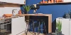 Cucina moderna con pareti blu e piante, progettata da Nolte Kitchen.
