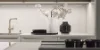 Cucina moderna con armadi bianchi e fiori in un vaso sul bancone, design di Nolte Kitchen.