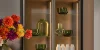 Elegante credenza da cucina con ripiani in vetro e illuminazione decorativa, progettata da Nolte Kitchen.