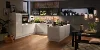 Cucina moderna ed elegante con armadi bianchi e pavimento in legno, design di Nolte Kitchen.