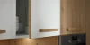 Cucina moderna con armadi in legno e bianchi di Nolte Kitchen.