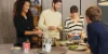 Un gruppo di persone cucina insieme in una moderna cucina Nolte.