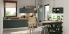 Cuisine moderne avec armoires vertes et détails en bois. Express Küchen.