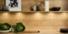 Cucina moderna con effetto legno, scaffali e decorazioni, progettata da Nolte Kitchen.