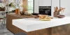 Cucina moderna con elementi rustici e scaffali aperti di Nolte Kitchen.