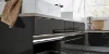 Bagno moderno con armadi neri e due lavabi di Nolte SPA.