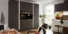 Cucina moderna con armadi neri e molta luce naturale di Nolte Kitchen.