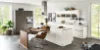 Moderna Nolte cucina mit fronti in SOFT LACK Magnolia softmatt e PORTLAND Zement Anthrazit, kombiniert mit tavolo da pranzo in legno e generoso concetto di spazio in luminoso ambiente abitativo.