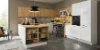 Cucina moderna con elementi in legno e bianco, arredata da Nolte Kitchen.