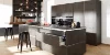 Cucina moderna con isola e sgabelli, progettata da Nolte Kitchen.