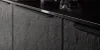 Cucina moderna con frontali scuri e strutturati e dettagli eleganti di Nolte Kitchen.
