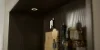Scaffale con spezie e decorazioni, illuminato da faretti incassati. Nolte Cucine.