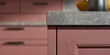 Cucina elegante con armadi rosa e piano di lavoro grigio, presentata da Nolte Kitchen.