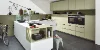 Cucina moderna con isola e armadi chiari, design di Nolte Kitchen.