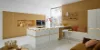 Cucina moderna con isola e accenti dorati, Nolte Kitchen.