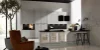 Cucina moderna con isola e armadi alti, design di Nolte Kitchen.