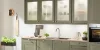 Una cucina moderna con armadi verdi e decorazioni. Nolte Kitchen.