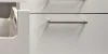 Armadi da cucina bianchi con maniglie moderne, parte della collezione esclusiva NolteNeo di Nolte Kitchen.