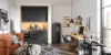 Moderna cucina per studenti di Nolte in un compatto appartamento con front PLUS in nero softmatt anti-impronta. La minicucina è progettata per risparmiare spazio e convince con molto spazio di archiviazione oltre a un piano di lavoro e rivestimento di nicchia in Chalet Eiche. Combinata con zona giorno e area di lavoro mostra quanto funzionale ed elegante una piccola cucina economica per giovani individualisti possa essere arredata.