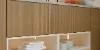 Elegante mensola con stoviglie e decorazioni in uno spazio moderno di Nolte Living.
