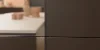 Cucina moderna con armadi scuri e piano di lavoro chiaro, Nolte Kitchen.