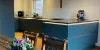 Cucina moderna con travi in legno e fiori sul tavolo, design di Nolte Kitchen.