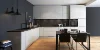 Cucina moderna con armadi bianchi e tavolo da pranzo, design di Nolte Kitchen.