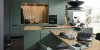 Una cucina moderna verde con accenti in legno e illuminazione elegante. Nolte Kitchen.