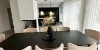 Sala da pranzo elegante con tavolo e sedie moderni, illuminazione di stile, da Nolte Living.