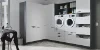 Buanderie avec lave-linge et sèche-linge intégrés dans des armoires modernes. Buanderies express.