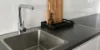 Cucina moderna con lavello e tagliere, presenta Nolte Kitchen.