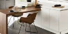 Cucina moderna con tavolo in legno e mobili bianchi, decorata con stoviglie e fiori. Nolte Kitchen.