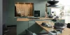 Cucina moderna con armadi verdi e dettagli in legno, design di Nolte Kitchen.
