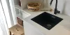 Cucina moderna con lavabo e mensola bianchi, decorata con piante. Nolte Kitchen.