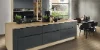 Cuisine moderne avec éléments en bois et façades sombres, Express Küchen.
