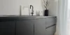 Cucina moderna con superficie nera e decorazioni, Nolte Kitchen.