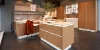 Cuisine moderne à effet bois avec îlot, présentée par Express Küchen.